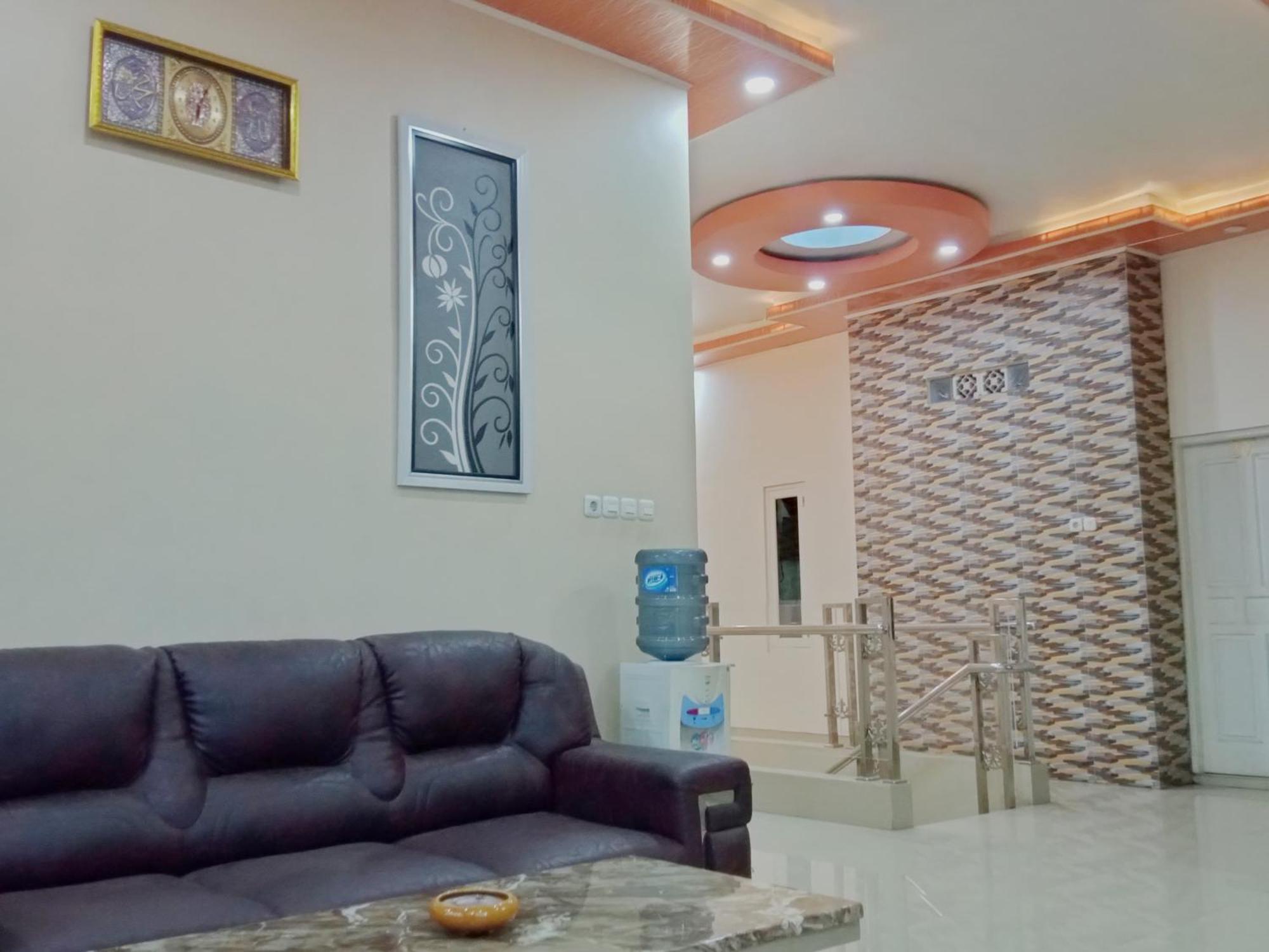 Urbanview Rifal Hotel 3*