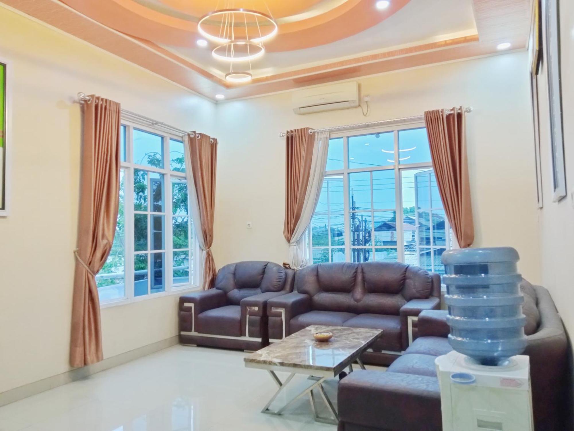 Urbanview Rifal Hotel
